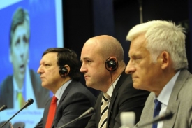 Evropská trojka: Barroso, Reinfeldt a Buzek čekají na zprávy z Česka.